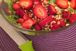 Салат с клубникой