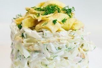 Салат из белокочанной капусты с курицей и яичными блинчиками