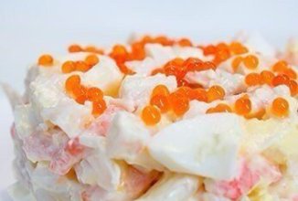 Морской салат с креветками, кальмарами, икрой и крабовыми палочками