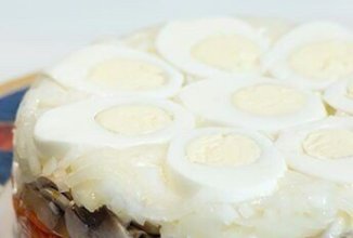 Слоеный салат с шампиньонами, копченой курицей и корейской морковью