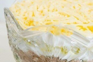 Салат с консервированной рыбой и сыром