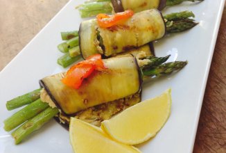 Рулетики из баклажан с соусом из тахини и спаржей.