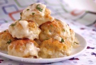 Нежные куриные шарики в сырно-сливочном соусе