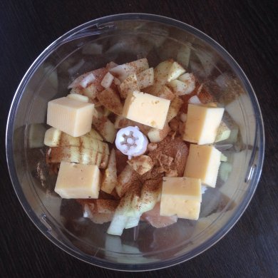 Куриные котлетки с сыром в орехово-изюмной панировке - Шаг 1