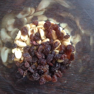 Куриные котлетки с сыром в орехово-изюмной панировке - Шаг 2