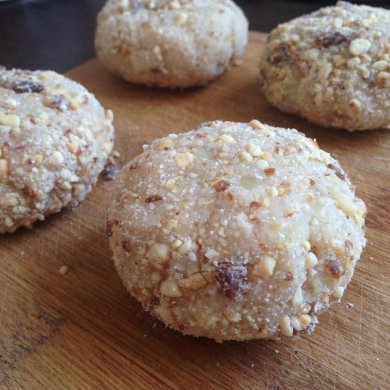 Куриные котлетки с сыром в орехово-изюмной панировке - Шаг 3