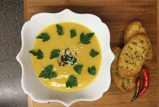 Нежный суп-пюре из тыквы и пастернака.