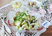 Салат с маринованными грибами и картофелем