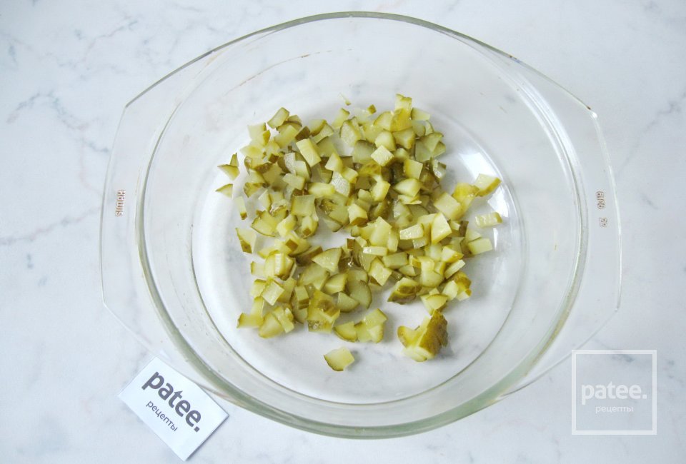Салат с маринованными грибами и картофелем - Шаг 2