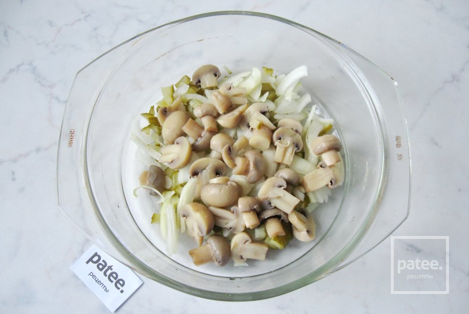 Салат с маринованными грибами и картофелем - Шаг 4