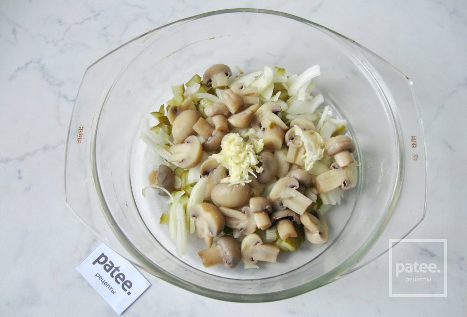 Салат с маринованными грибами и картофелем - Шаг 5