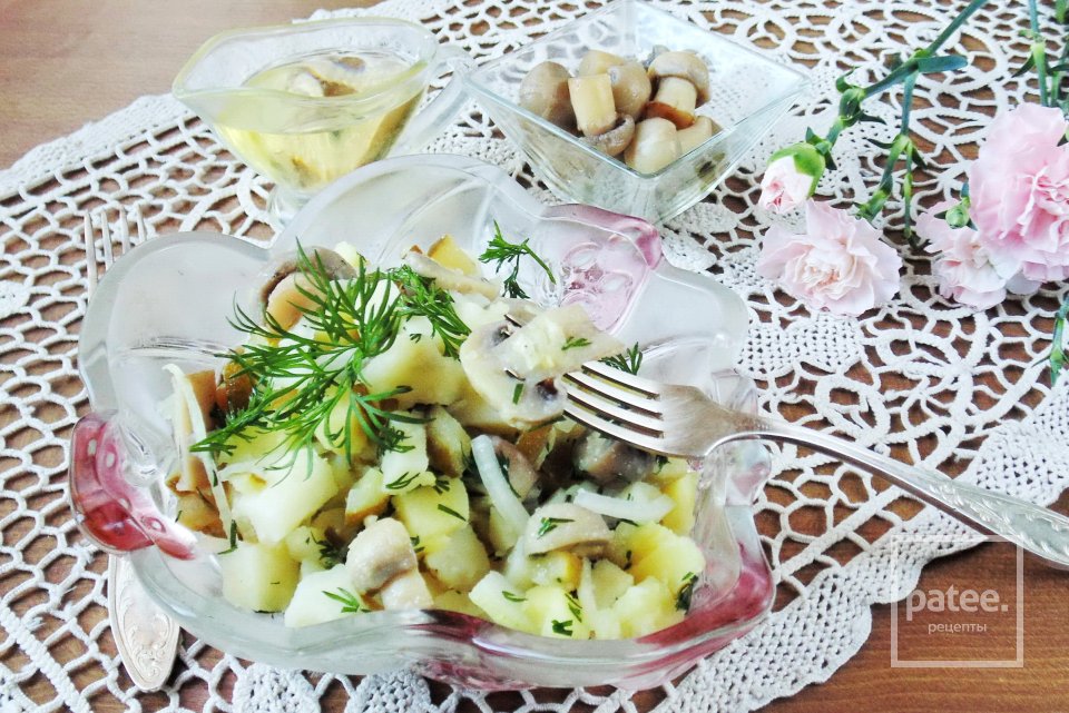 Салат с маринованными грибами и картофелем - Шаг 11