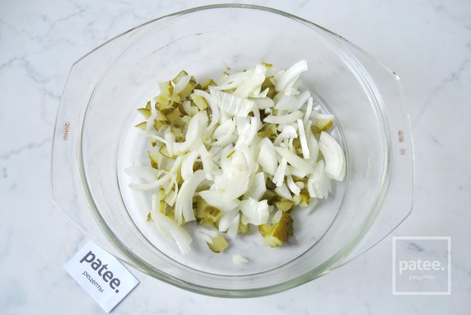 Салат с маринованными грибами и картофелем - Шаг 3