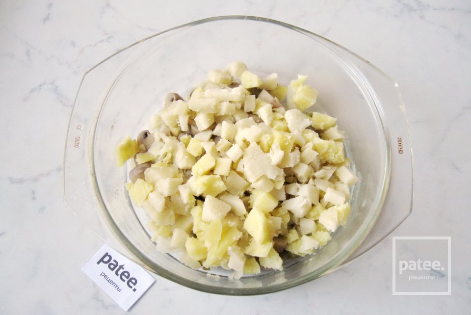 Салат с маринованными грибами и картофелем - Шаг 7