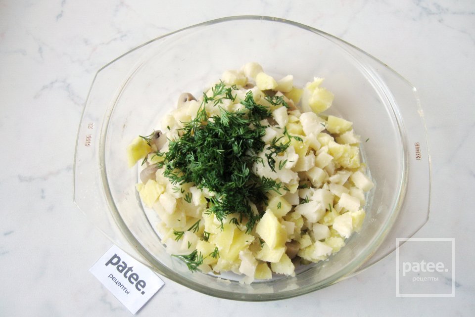 Салат с маринованными грибами и картофелем - Шаг 8