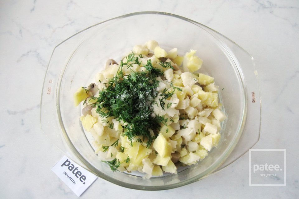 Салат с маринованными грибами и картофелем - Шаг 9