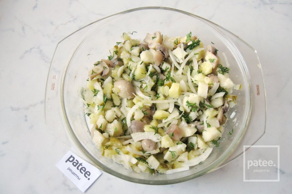 Салат с маринованными грибами и картофелем - Шаг 10