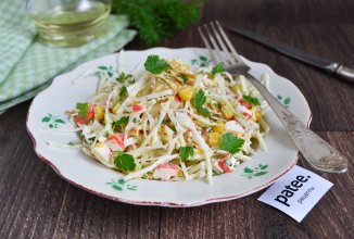 Салат с капустой, омлетом и крабовыми палочками