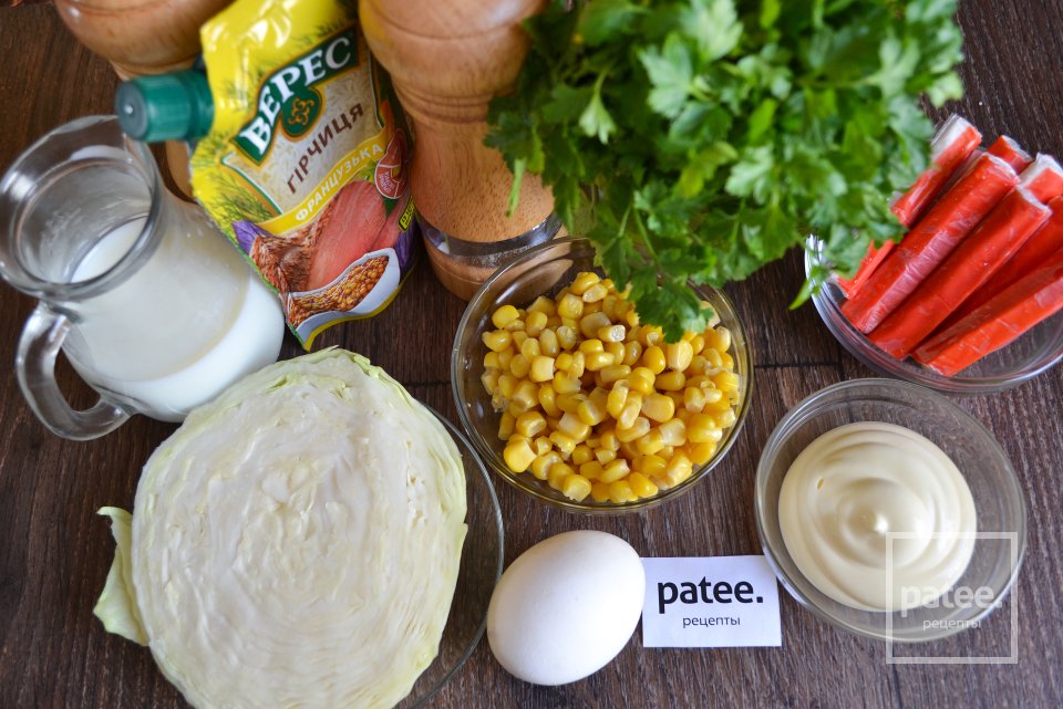 Салат с капустой, омлетом и крабовыми палочками - Шаг 1