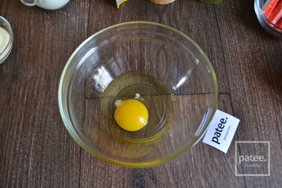 Салат с капустой, омлетом и крабовыми палочками - Шаг 2