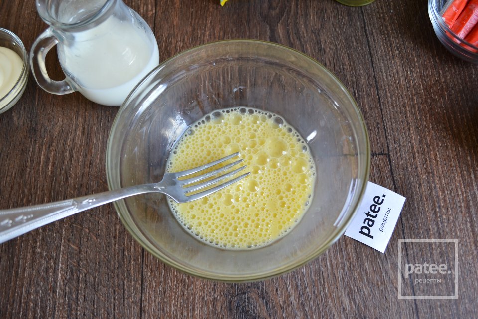 Салат с капустой, омлетом и крабовыми палочками - Шаг 4