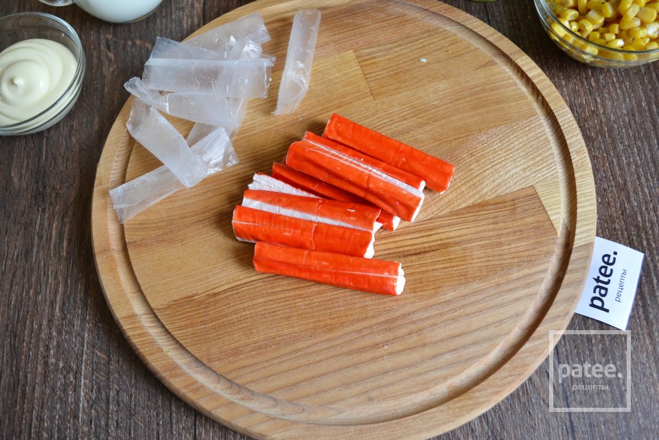 Салат с капустой, омлетом и крабовыми палочками - Шаг 6