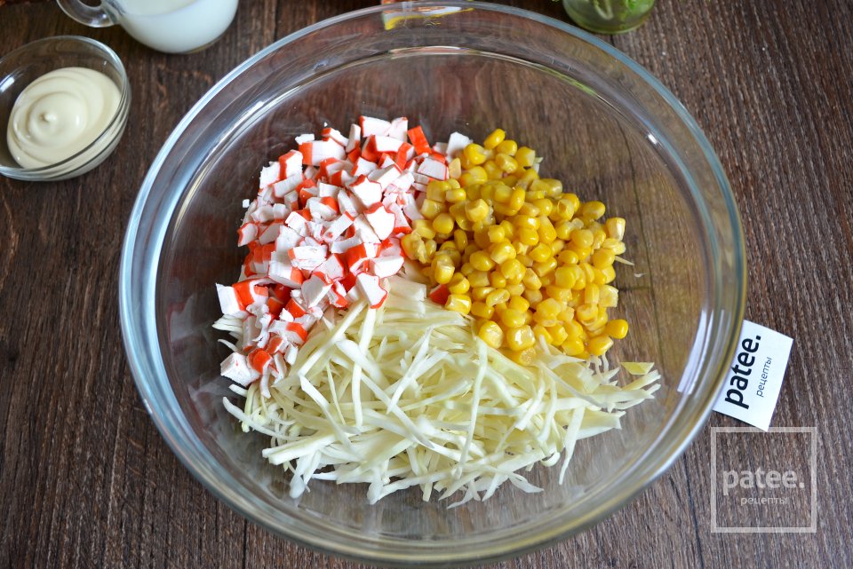 Салат с капустой, омлетом и крабовыми палочками - Шаг 8