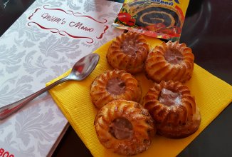 Творожный кекс с маком и нежным сметанным кремом