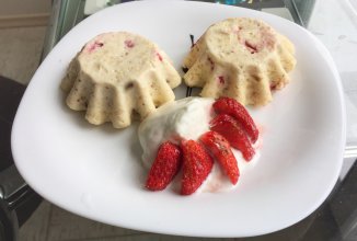 Творожное суфле с клубникой и инжиром