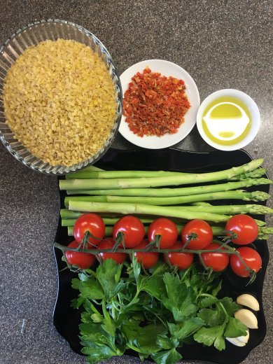 Булгур со спаржей и томатами черри - Шаг 1