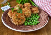 Куриные котлеты с зеленым, молодым горошком