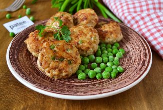 Куриные котлеты с зеленым, молодым горошком