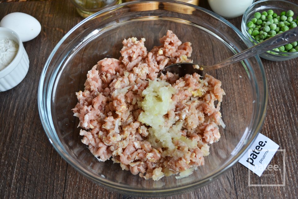 Куриные котлеты с зеленым, молодым горошком - Шаг 3