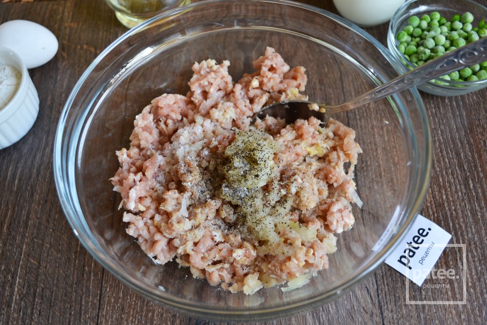 Куриные котлеты с зеленым, молодым горошком - Шаг 4