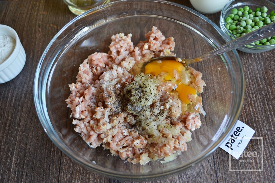 Куриные котлеты с зеленым, молодым горошком - Шаг 5