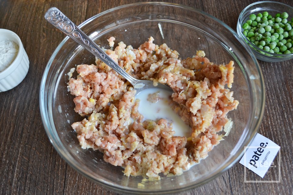 Куриные котлеты с зеленым, молодым горошком - Шаг 6