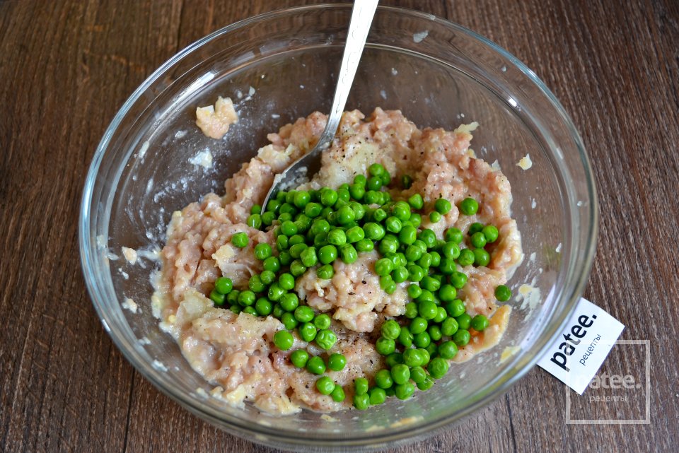 Куриные котлеты с зеленым, молодым горошком - Шаг 8