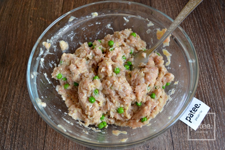 Куриные котлеты с зеленым, молодым горошком - Шаг 9