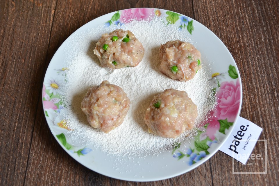 Куриные котлеты с зеленым, молодым горошком - Шаг 10