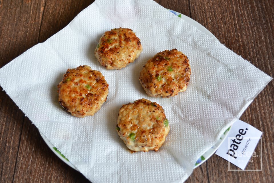 Куриные котлеты с зеленым, молодым горошком - Шаг 11