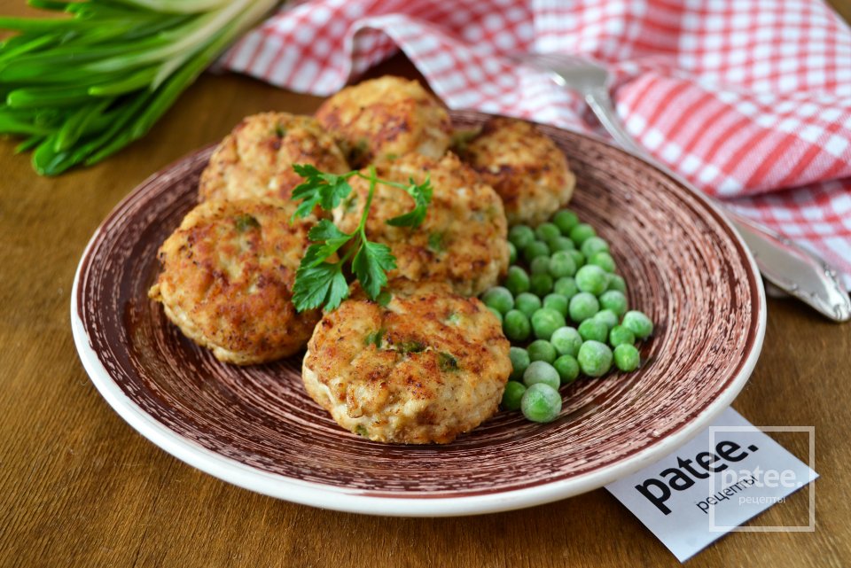 Куриные котлеты с зеленым, молодым горошком - Шаг 12