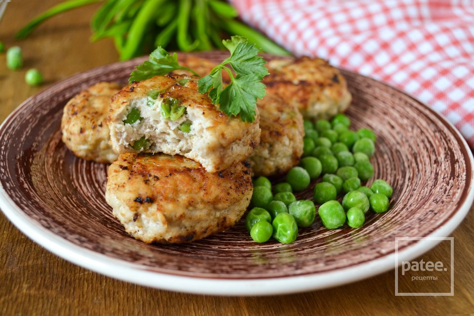 Куриные котлеты с зеленым, молодым горошком - Шаг 13