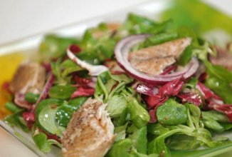 Салат из зелени с копченой скумбрией