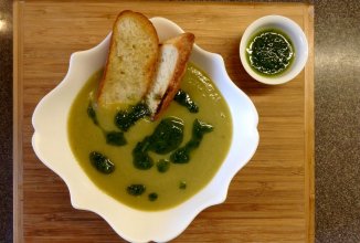 Суп - пюре "Изумруд" из брокколи с зелёным маслом.