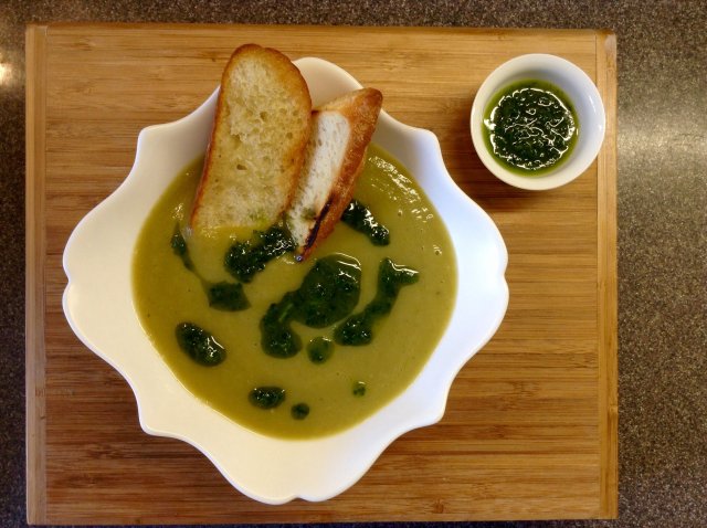 Суп - пюре "Изумруд" из брокколи с зелёным маслом.
