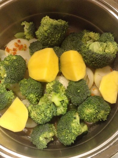 Суп - пюре "Изумруд" из брокколи с зелёным маслом. - Шаг 3