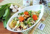 Теплый салат с картофелем, грибами и черемшой