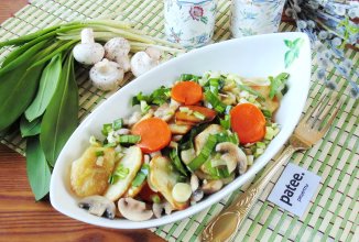 Теплый салат с картофелем, грибами и черемшой