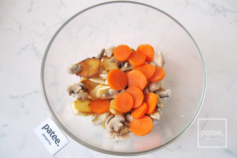 Теплый салат с картофелем, грибами и черемшой - Шаг 9