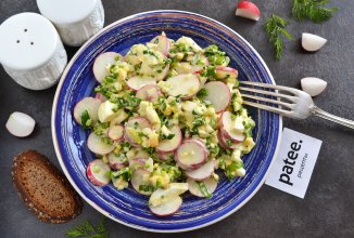 Весенний салат с черемшой и редисом